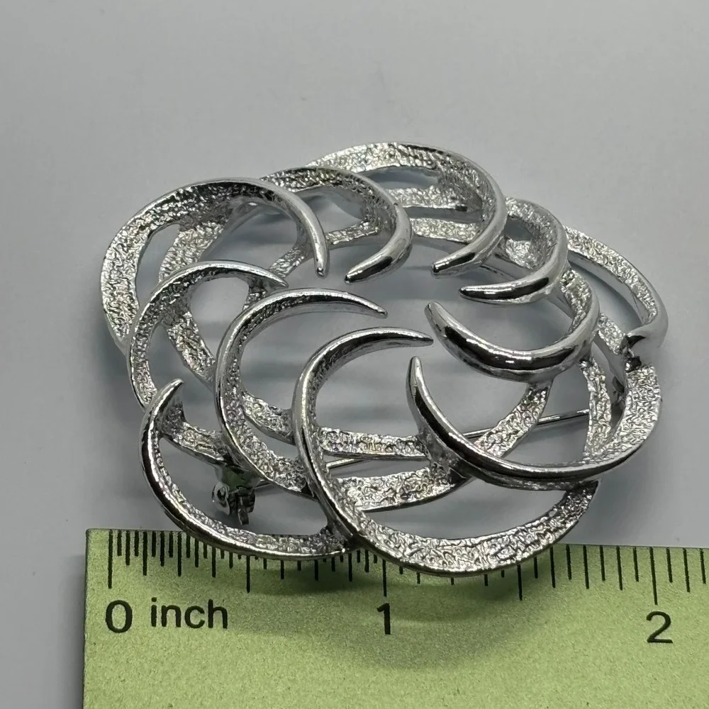 Brooch Silver Tone Classic Sarah Coventry Abstract Signed‎